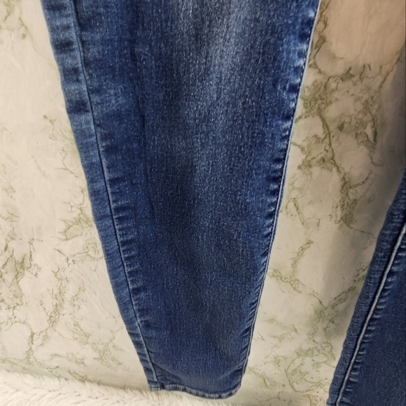 Levi's Totally Shaping Pull-On Skinny Jeans - Picture 6 of 15